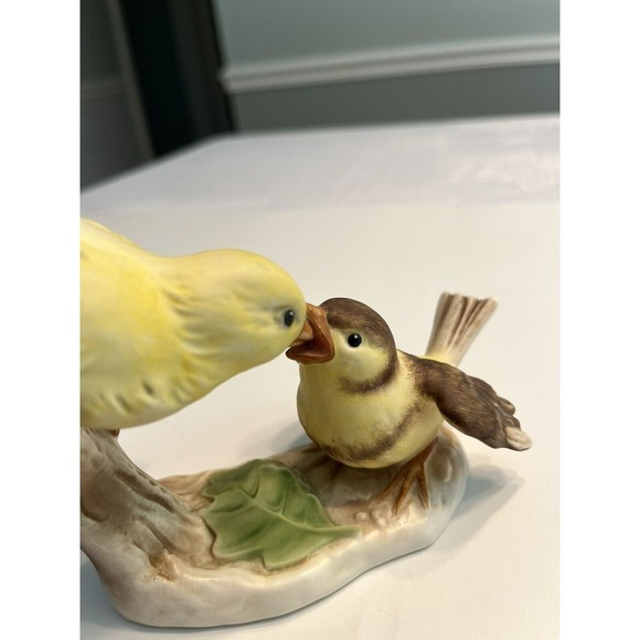 W Goebel Yellow Bird Canary Feeding Baby Chick Figurine Lang 6 W Germany 1967 - Picture 2 of 13